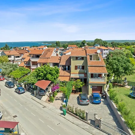 빌라 Maras With Yard, 400 M To The 풀라
