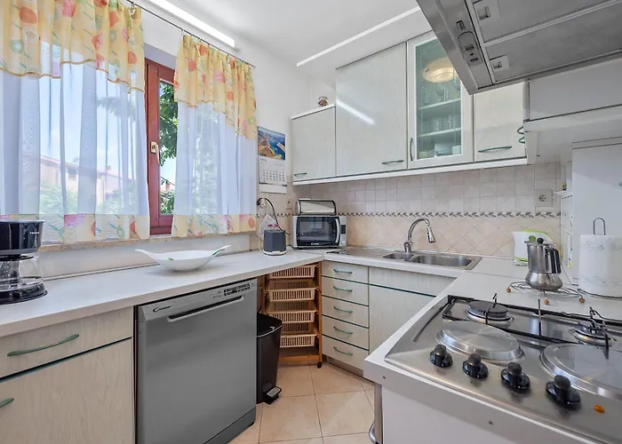Villa Maras With Yard, 400 M To The Pula