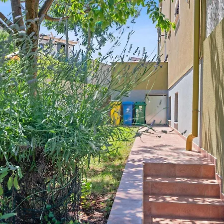 Villa Maras With Yard, 400 M To The