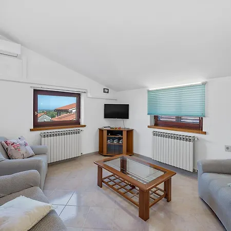 Maras With Yard, 400 M To The 普拉