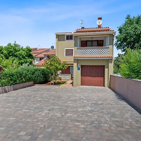 Villa Maras With Yard, 400 M To The *