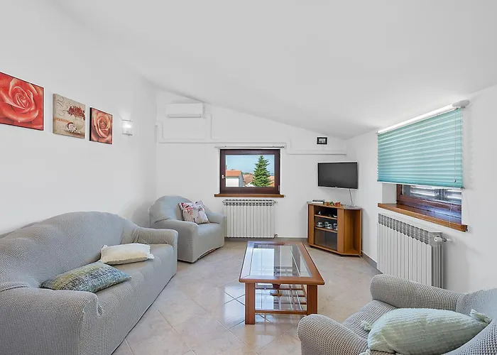 Villa Maras With Yard, 400 M To The