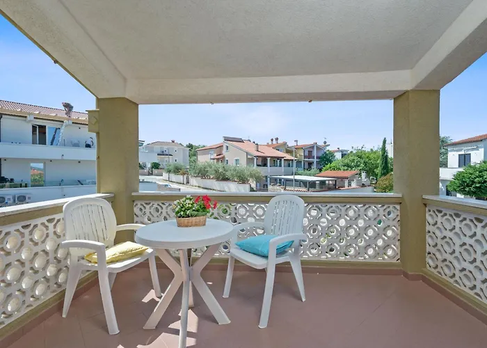 Willa Maras With Yard, 400 M To The Pula