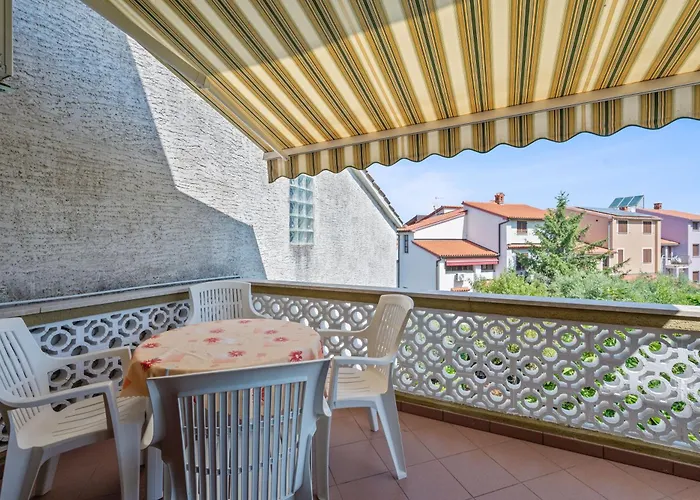 Willa Maras With Yard, 400 M To The Pula