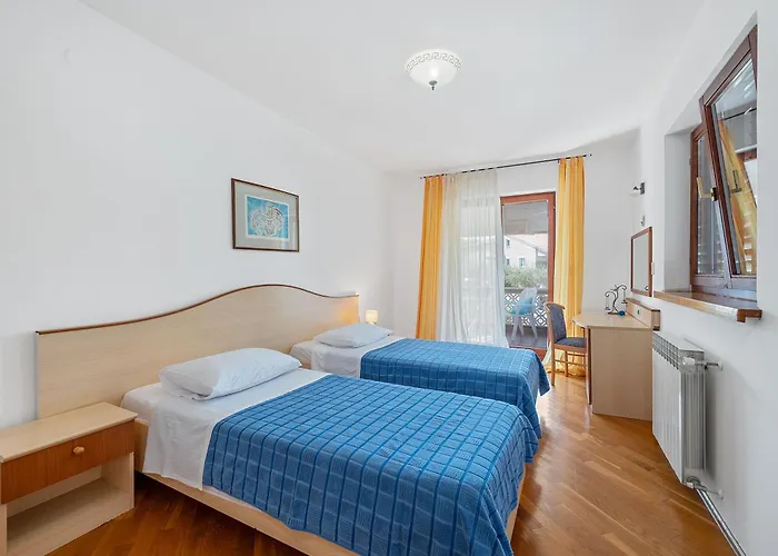 Villa Maras With Yard, 400 M To The