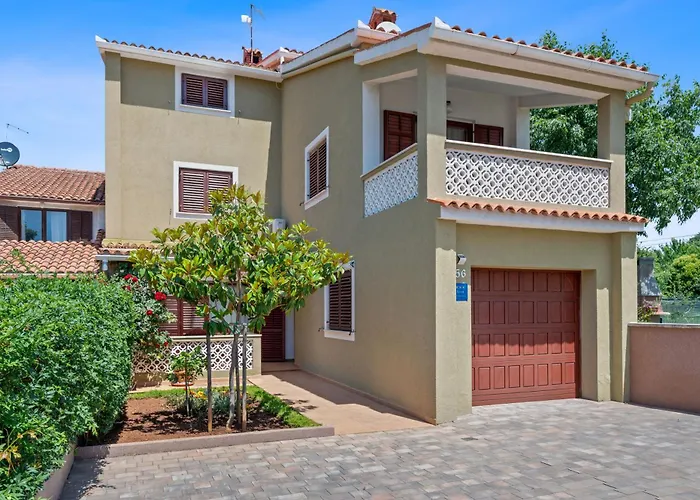 Maras With Yard, 400 M To The Pula