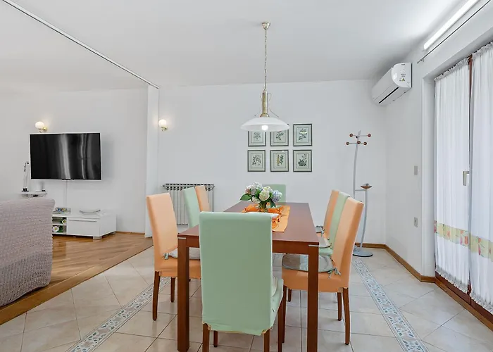 Villa Maras With Yard, 400 M To The