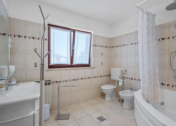 Villa Maras With Yard, 400 M To The Pula